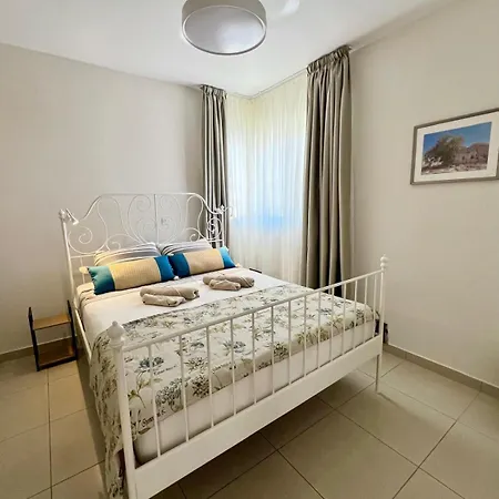 Azure Nest Oroklini 2br Shared Pool - Free Parking Larnaca
