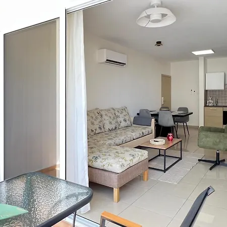 Apartment Azure Nest Oroklini 2br Shared Pool - Free Parking Larnaca