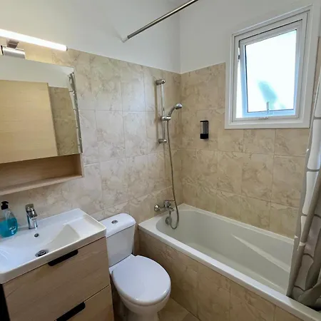 Azure Nest Oroklini 2br Shared Pool - Free Parking Apartment *