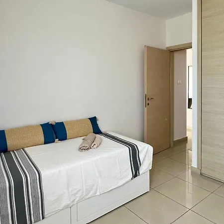 Azure Nest Oroklini 2br Shared Pool - Free Parking Apartment