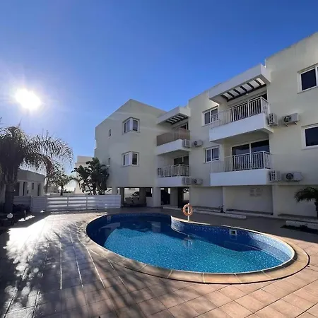 Azure Nest Oroklini 2br Shared Pool - Free Parking Apartment