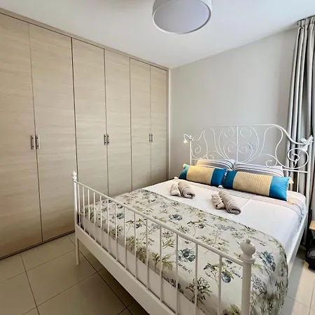 Apartment Azure Nest Oroklini 2br Shared Pool - Free Parking