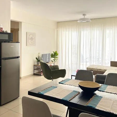 Apartment Azure Nest Oroklini 2br Shared Pool - Free Parking