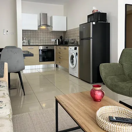 Azure Nest Oroklini 2br Shared Pool - Free Parking Apartment