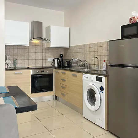 Azure Nest Oroklini 2br Shared Pool - Free Parking Apartment